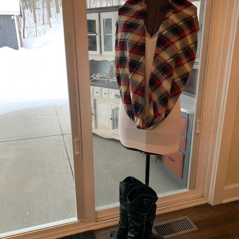 Charlotte Daniel infinity scarf plaid design in cream red black super soft euc